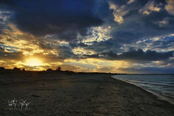 Das Wetter wird sich ändern... / Sonnenuntergang am Strand