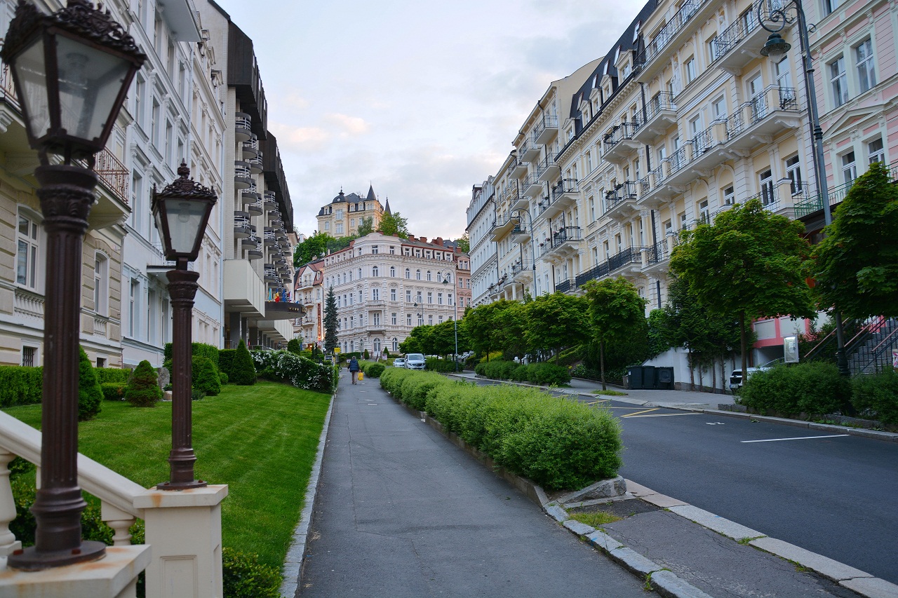 Карлов улица. Карловы вары улицы. Карловы вары улицы города. Карловы вары улицы окраины. Старая Прага улочки Карловы вары.