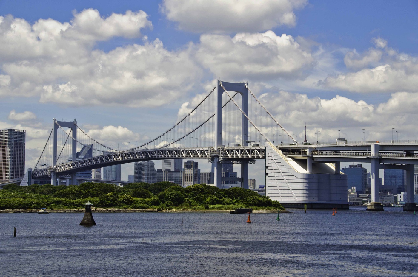 Токийский залив. Остров Одайба и Радужный мост. Токийский залив мост. Токио вантовый мост. Радужный мост Токио.