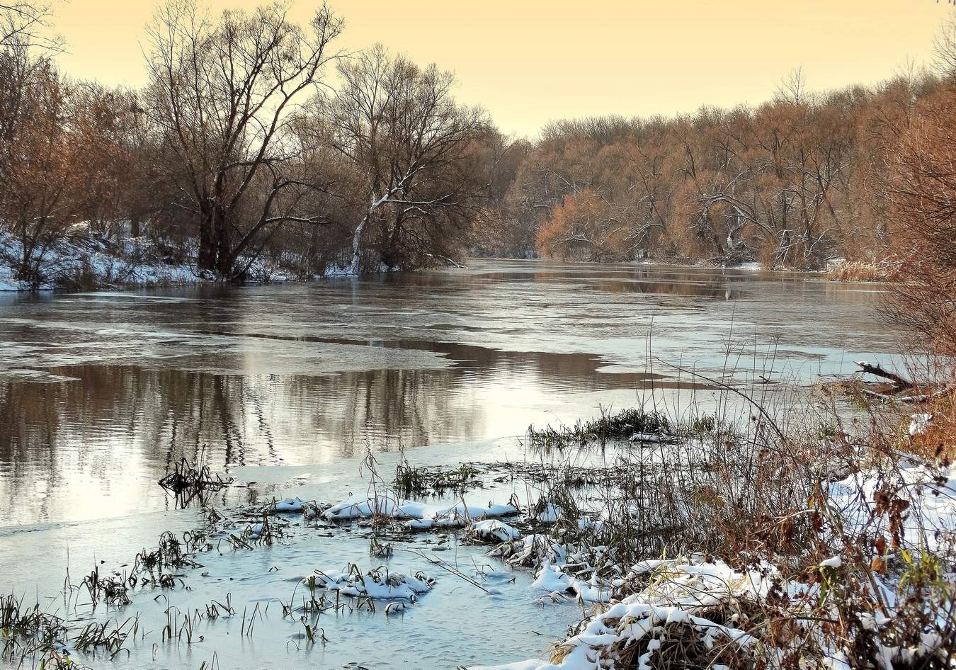 Водоемы в осенний период. Река Орлик зима. Река поздней осенью. Поздняя осень река. Ноябрь река.