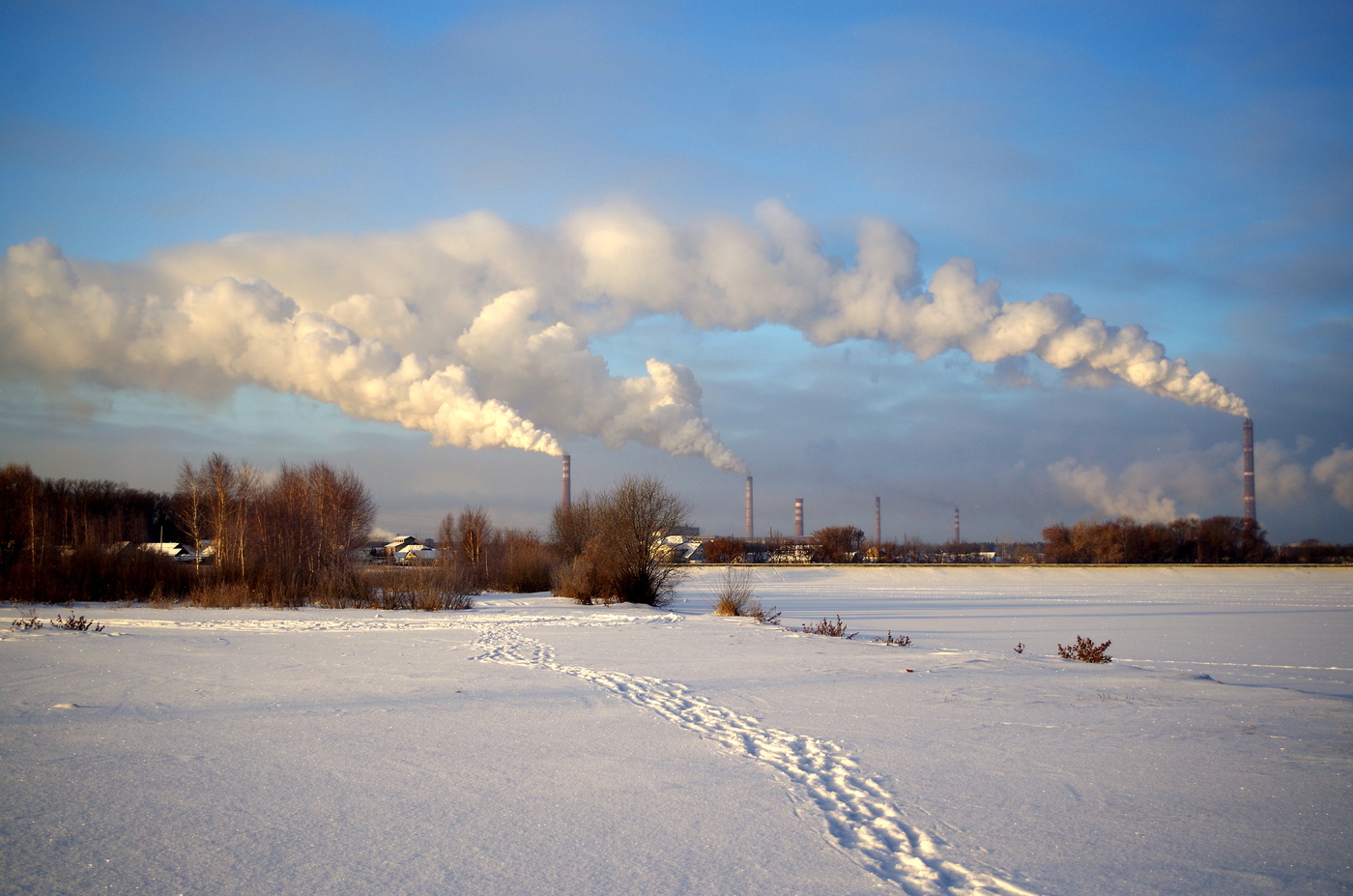 Трубы зимой. Село Дымково зимой. Зима дымка в городе. Зимний дым из трубы. Зимний город с дымящими трубами.