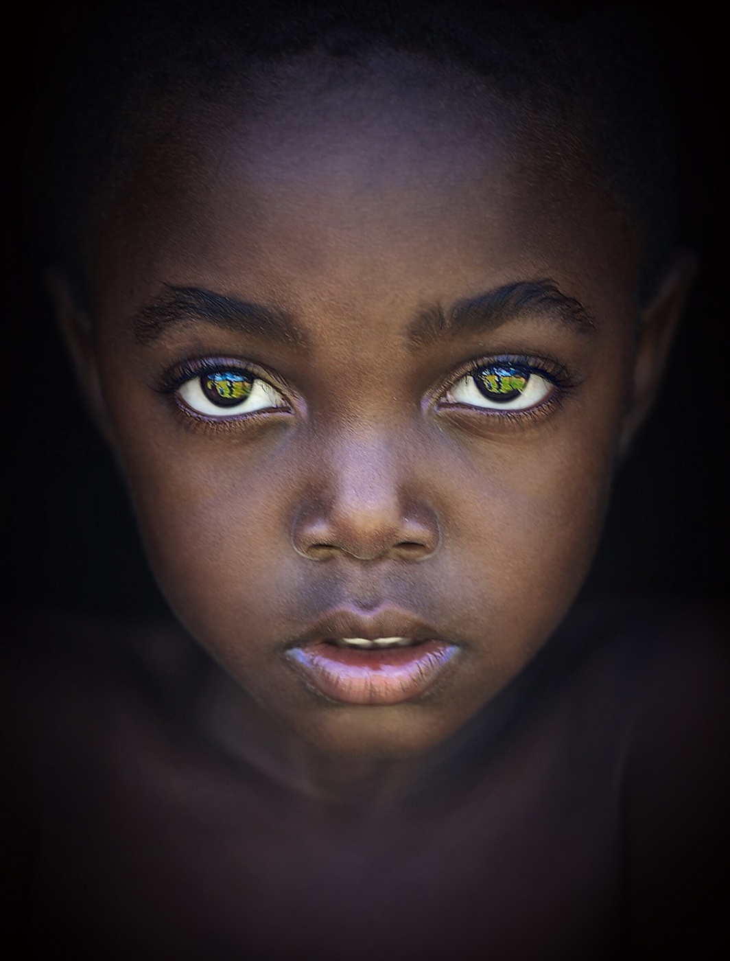 Негритянку домой. Темнокожие с зелеными глазами. Африканка с голубыми глазами. Чернокожие с голубыми глазами. Негритянка с зелеными глазами.