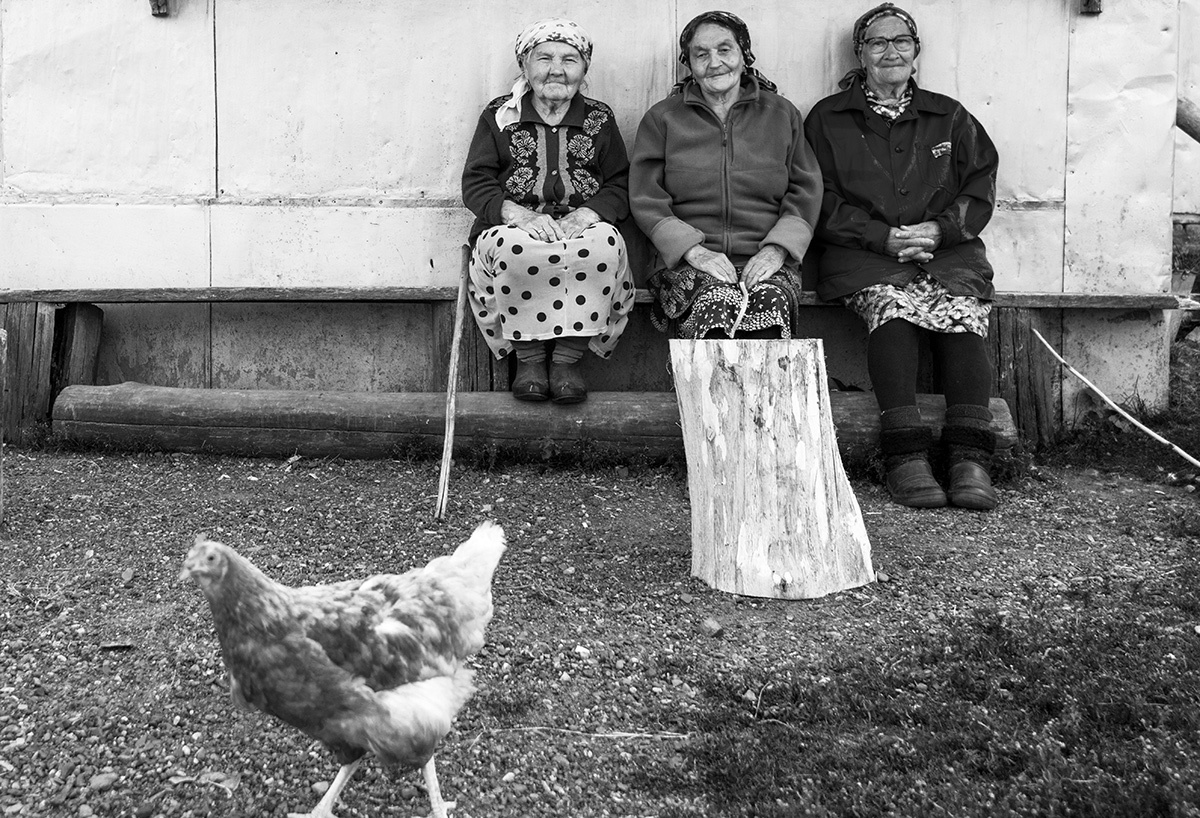 Село бабушки. Деревенская бабушка. Бабушка на завалинке. Бабки на завалинке. Бабушки на завалинке в деревне.