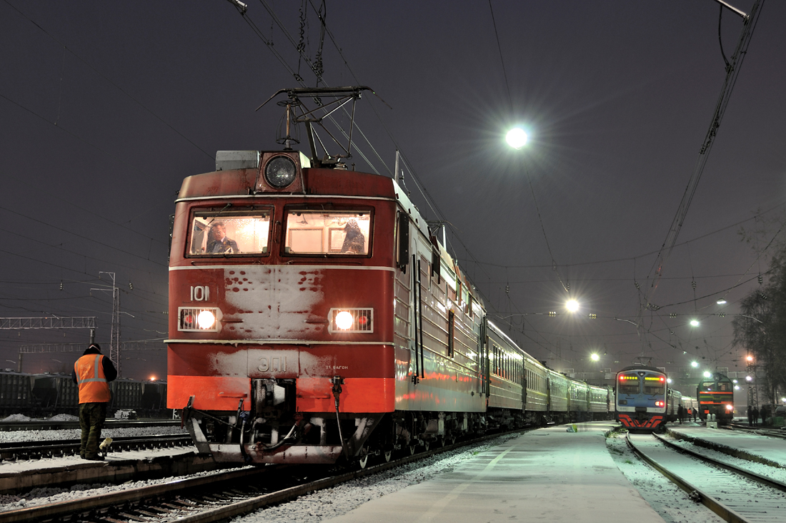 Движение локомотива. Электровоз эп1 Кандалакша. Ночной Локомотив эп1. Эп1 зима. Пассажирский поезд ночью.