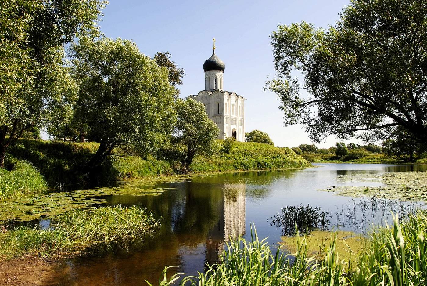 River church. Храм Покрова на Нерли. Церковь Покрова на реке Нерли. Река Нерль храм Покрова на Нерли. Храм Покрова на Нерли пейзаж.