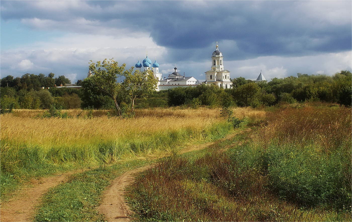 Дорога к храму в современной застройке