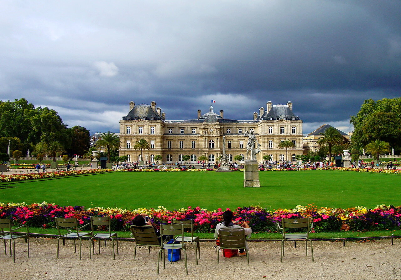 Paris garden. Люксембургский парк в Париже. Сад Люксембург Париж. Люксембургский сад и дворец в Париже. Люксембургский дворец в Париже (1615 – 1621).